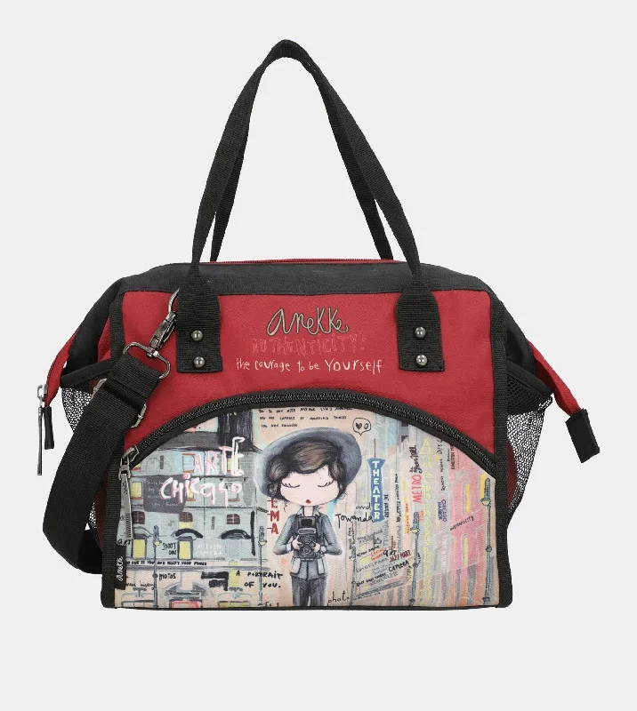 City lunch bag with a crossbody strap